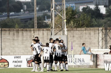 Fotos e imágenes del CD Lealtad 2-1 CD Izarra; 2ª jornada Grupo I de Segunda División B
