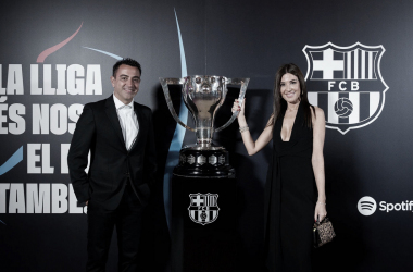 Xavi junto a su esposa posando con el título de liga| Foto: German Parga, FC Barcelona