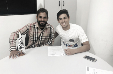 Anderson Santos fecha primeiro contrato profissional com o Santos