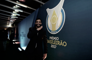 Presidente do Corinthians anuncia desistência da contratação de Dourado: &quot;Não querem liberar&quot;