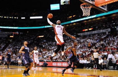 LeBron, Heat Slice Into &#039;Cats, Take 3-0 Series Lead