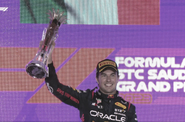 Sergio Pérez erguendo o troféu após vencer o Grande Prêmio da Arábia Saudita. Foto: F1