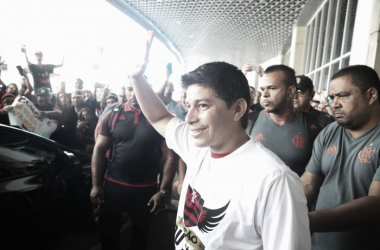 Recebido com festa no aeroporto, Conca chega ao Flamengo