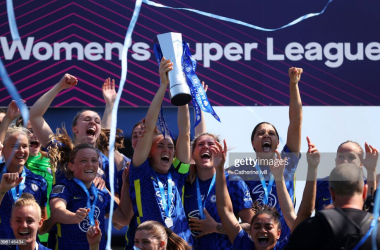 <span>KINGSTON UPON THAMES, ENGLAND - MAY 08: Magdalena Eriksson of Chelsea lifts the Barclays Women's Super League trophy with the team following victory during the Barclays FA Women's Super League match between Chelsea Women and Manchester United Women at Kingsmeadow on May 08, 2022 in Kingston upon Thames, England. (Photo by Catherine Ivill/Getty Images)</span><br>