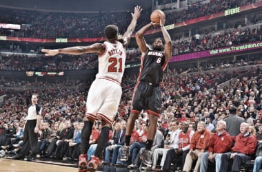 Miami enfría el United Center y se adelanta en la serie