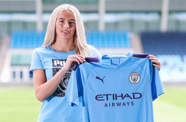 Chloe Kelly joins Manchester City on a two-year deal
