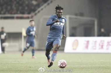 Nigeriano Obafemi Martins surpreende e Shanghai Shenhua alcança o G3 durante ausência de Demba Ba