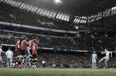 Kevin De Bruyne lanzado un tiro libre frente al Manchester United / Foto: Premier League