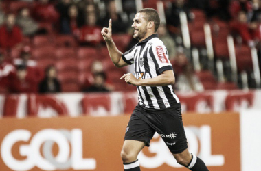 Em seu retorno ao Atlético-MG, Clayton faz gol da classificação e ganha elogios de Micale