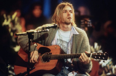 Subastan el cardigan y un mechón de pelo de Kurt Cobain