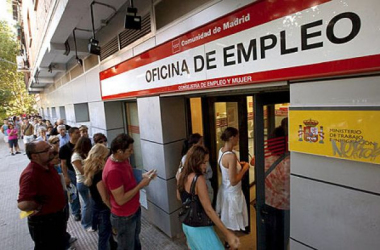 El paro cae y el empleo registra su mejor dato en una década