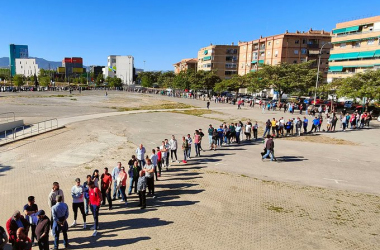 Colas para comprar las entradas para el Granada CF - Eibar