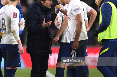 MIDDLESBROUGH, ENGLAND - MARCH 01: Spurs Head Coach Antonio Conte (l) speaks to captain Harry Kane during the half time break of extra time during the Emirates FA Cup Fifth Round match between Middlesbrough and Tottenham Hotspur at Riverside Stadium on March 01, 2022 in Middlesbrough, England. (Photo by Stu Forster/Getty Images)