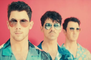 Los Jonas Brothers vuelven a sorprender a sus seguidores con “What a man gotta do”