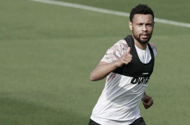 Coquelin salió lesionado del encuentro