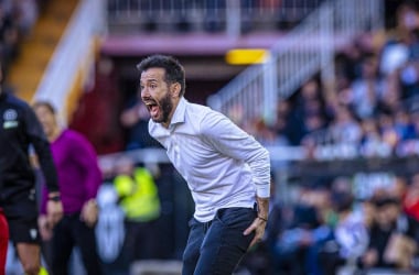 Carlos Corberán animando a su equipo. Foto: Valencia CF