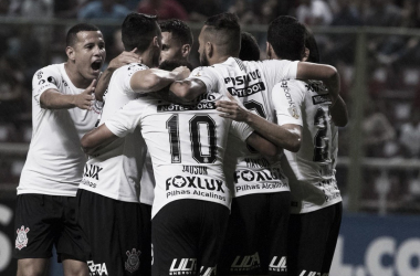 Em busca do G-6 no Brasileirão, Corinthians enfrenta Santos em clássico paulista