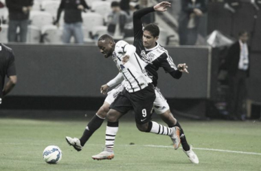 Corinthians bate Ponte Preta com um gol em cada tempo e se aproxima do G-4