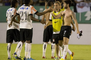 Após marcar, Pato provoca torcida do Corinthians