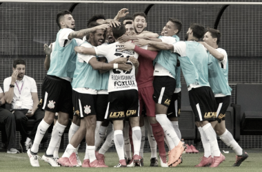 Com arbitragem polêmica, Corinthians bate Palmeiras e tira invencibilidade do rival