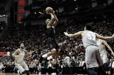 NBA Playoffs - Paul domina, Houston travolge i T'Wolves (102-82)