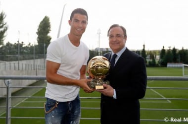 Cristiano Ronaldo entrega a Florentino Pérez una réplica del Balón de Oro