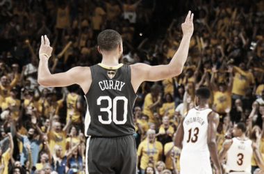 Momentazo NBA: el &#039;eccema&#039; de Curry deja atrás a Allen