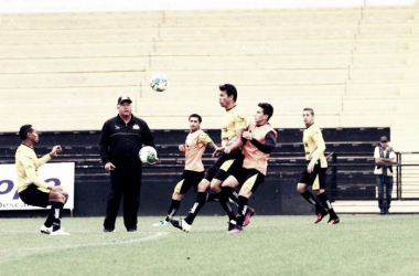 Criciúma recebe líder Atlético-GO precisando vencer para manter na briga pelo acesso