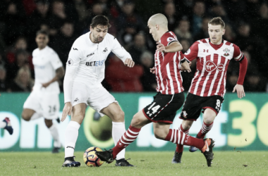 Premier League - Vokes abbatte il Leicester, passano Palace e Swansea. Pari in Boro-WBA