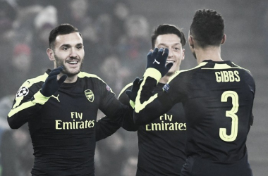 Lucas Pérez guía al Arsenal al primer puesto del grupo