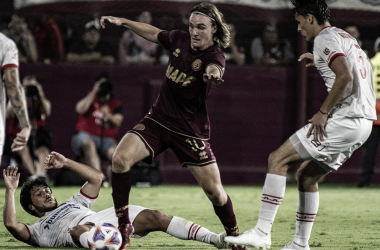 Pedro de La Vega, de Lanús, en disputa del balón con Kevin Mac Allister y Federico Redondo, de Argentinos Juniors (Foto: Prensa Liga Profesional de Fútbol)