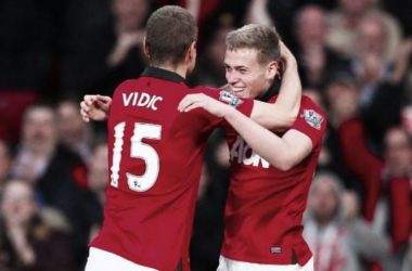 Vidic y Giggs dicen adiós a Old Trafford con victoria