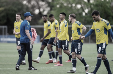 Com salários atrasados, jogadores do Cruzeiro anunciam greve