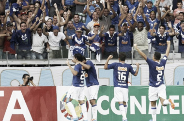 Show de Goulart e goleada fresca na memória: Universidad de Chile cai de novo em grupo do Cruzeiro