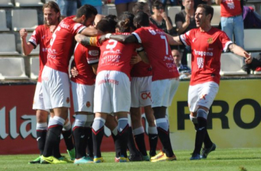 El Nàstic desbanca al Llagostera del liderato para seguir vivo en la lucha por el ascenso