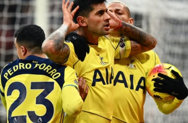 FIGURA INDISCUTIDA. Cristian Romero convirtió un tanto de palomita y otro de chilena para el empate agónico del Tottenham. Foto: Web