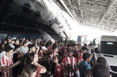 Torcida do Náutico invade aeroporto e apoia equipe antes da viagem para Santa Catarina