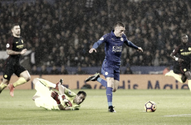 El Leicester campeón vuelve con hat-trick de Vardy