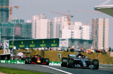 F1, GP Azerbaijan - La fortuna bacia Hamilton, il britannico vince ed è leader iridato