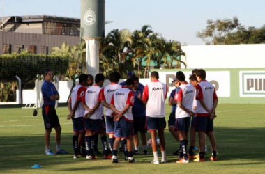 Paraná enfrenta o Atlético-GO de olho no G4