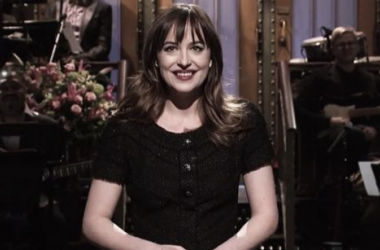 Dakota Johnson presenta &#039;Saturday Night Live&#039; con sus padres en el público