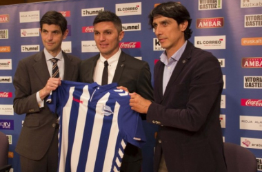 Daniel Torres ya luce la camiseta del Alavés