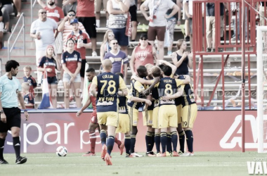 Bradley Wright-Phillips saves point for New York Red Bulls at the death against Chicago Fire