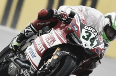 Davide Giugliano logra la pole bajo la lluvia de Donington