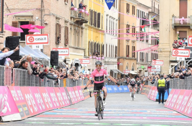 Giro d'Italia 2018 - Yates in solitaria ad Osimo, è sempre più maglia rosa