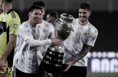 HABLAN EL MISMO IDIOMA. Messi(izquierda) y De Paul(derecha), una sociedad clave en la estructura fija de Scaloni. Foto:&nbsp; Web