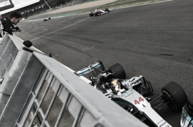 Hamilton domina y Vettel &#039;pincha&#039; en Silverstone