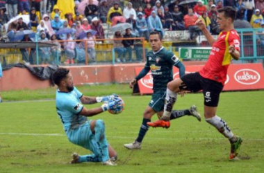 Daniel "Mono" Viteri evita la segunda anotación del partido. Foto: API