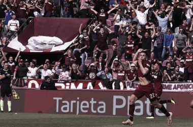 Matías Pérez festejando el gol de triunfo. (Foto: @clublanusoficial)