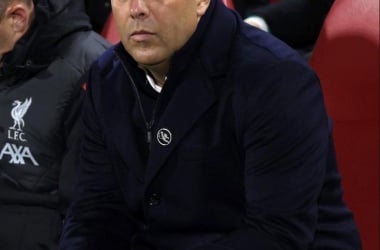 Arne Slot, pensativo mirando a la nada durante el partido ante el Nottingham Forest. | Foto: Liverpool FC.